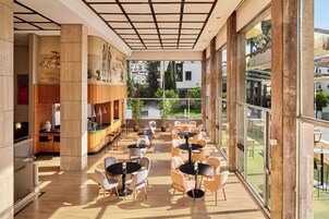 Se ofrece un desayuno bufé todos los días (por un coste adicional)