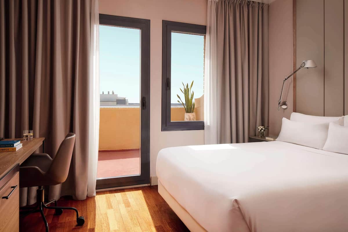 Standard Single Room | Minibar, in-room safe, desk, blackout curtains