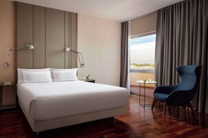 Minibar, caja fuerte, escritorio y cortinas opacas