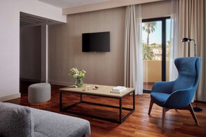 Minibar, caja de seguridad en la habitación y escritorio 