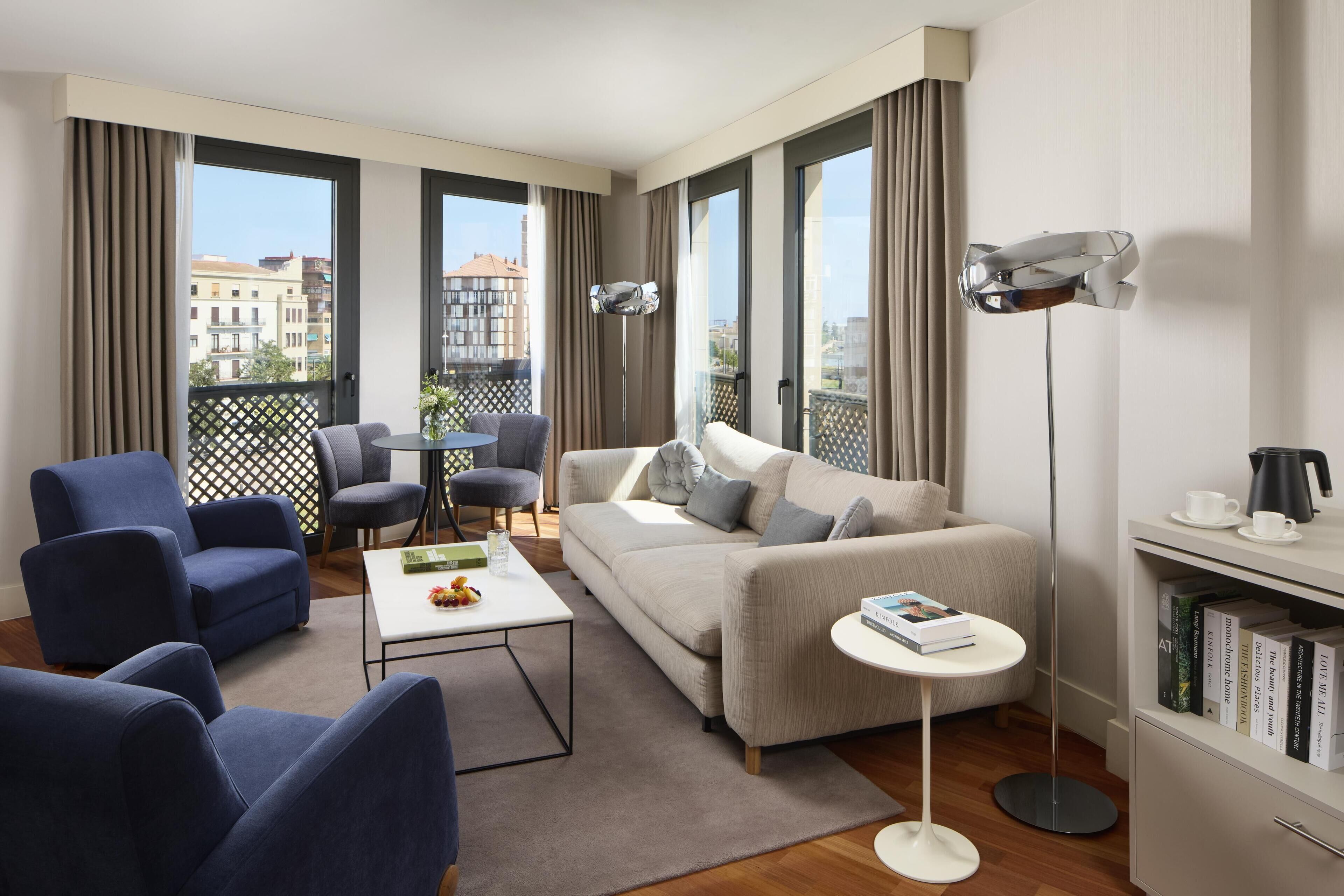 Suite júnior | Minibar, caixa forta a l'habitació, escriptori i cortines opaques 