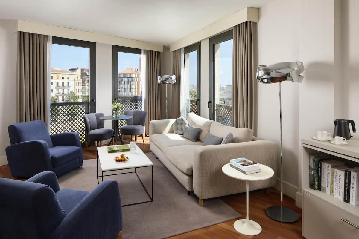 Suite – junior | Minibar, safe på rommet, skrivebord og blendingsgardiner