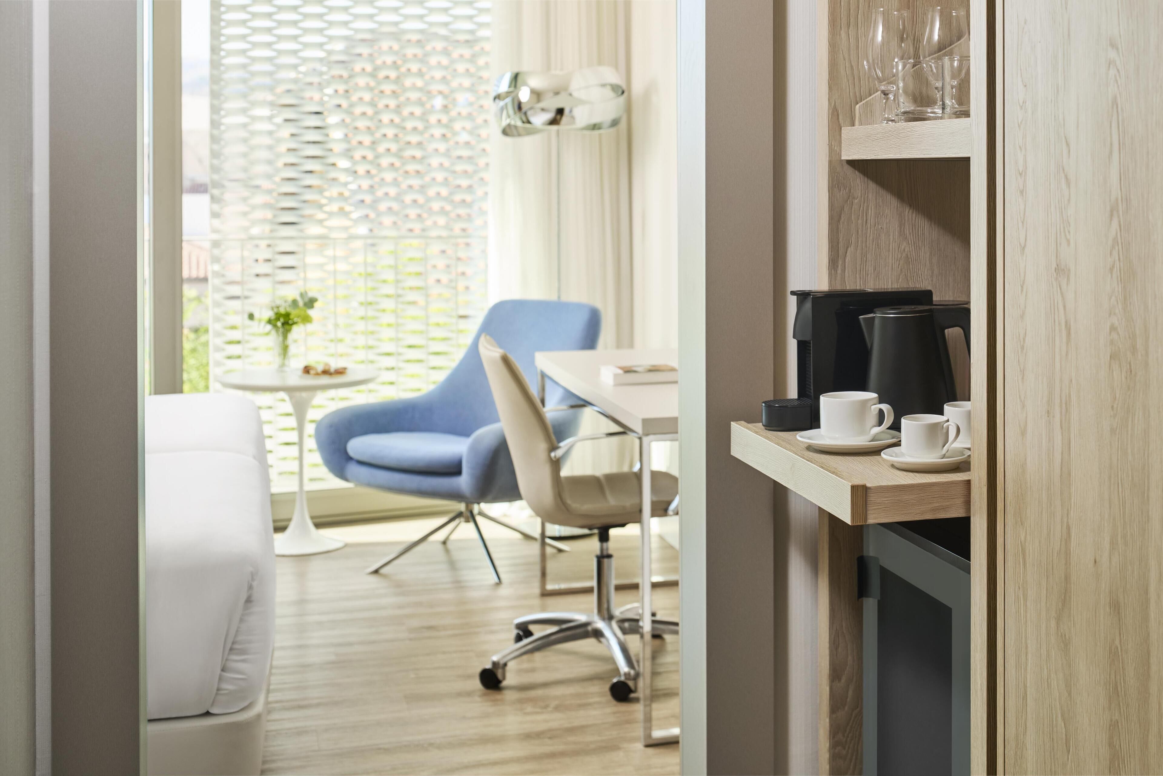 Minibar, caixa forta a l'habitació, escriptori i cortines opaques 