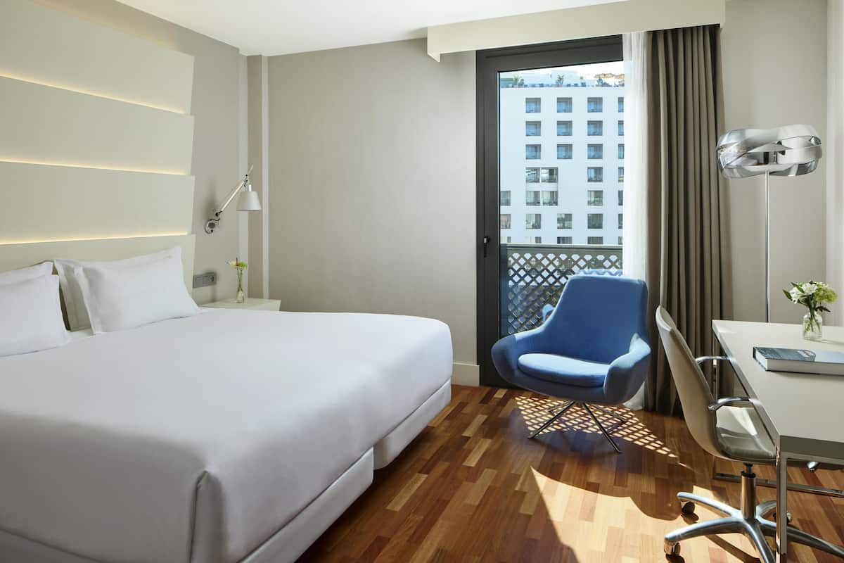 Kamar Superior, pemandangan kota | Minibar, brankas, meja kerja, dan tirai kedap cahaya