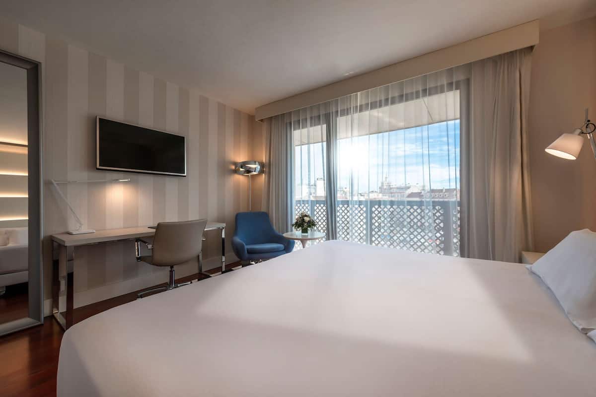 Minibar, värdeförvaringsskåp på rummet och skrivbord