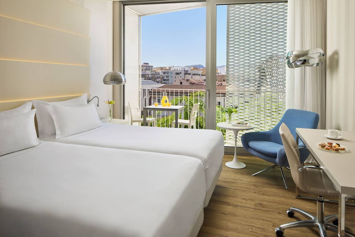 Minibar, safe på rommet, skrivebord og blendingsgardiner