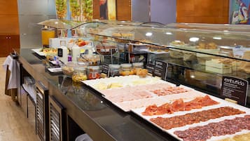 Colazione a buffet a pagamento, servita tutte le mattine 