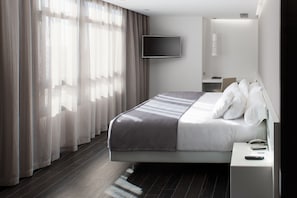 Minibar, caja de seguridad en la habitación y escritorio