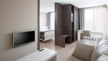 1 dormitorio, minibar, caja fuerte y escritorio