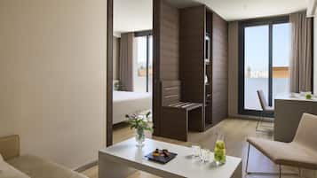 Minibar, brankas, meja kerja, dan tirai kedap cahaya