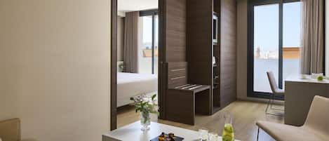 Minibar, caja de seguridad en la habitación y escritorio