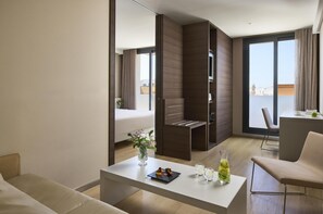 Frigobar, cofres nos quartos, escrivaninha, cortinas blackout