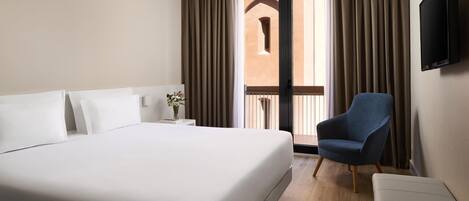 Minibar, coffres-forts dans les chambres, bureau, rideaux occultants