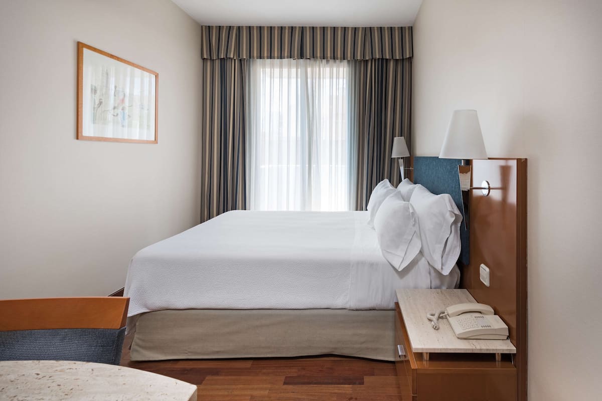 Standard Single Room | 1 bedroom, minibar, in-room safe, desk