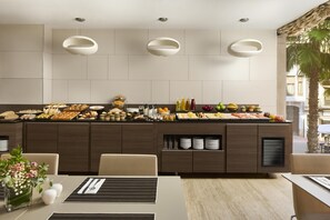 Café da manhã com buffet durante a semana (EUR 15 por pessoa) 