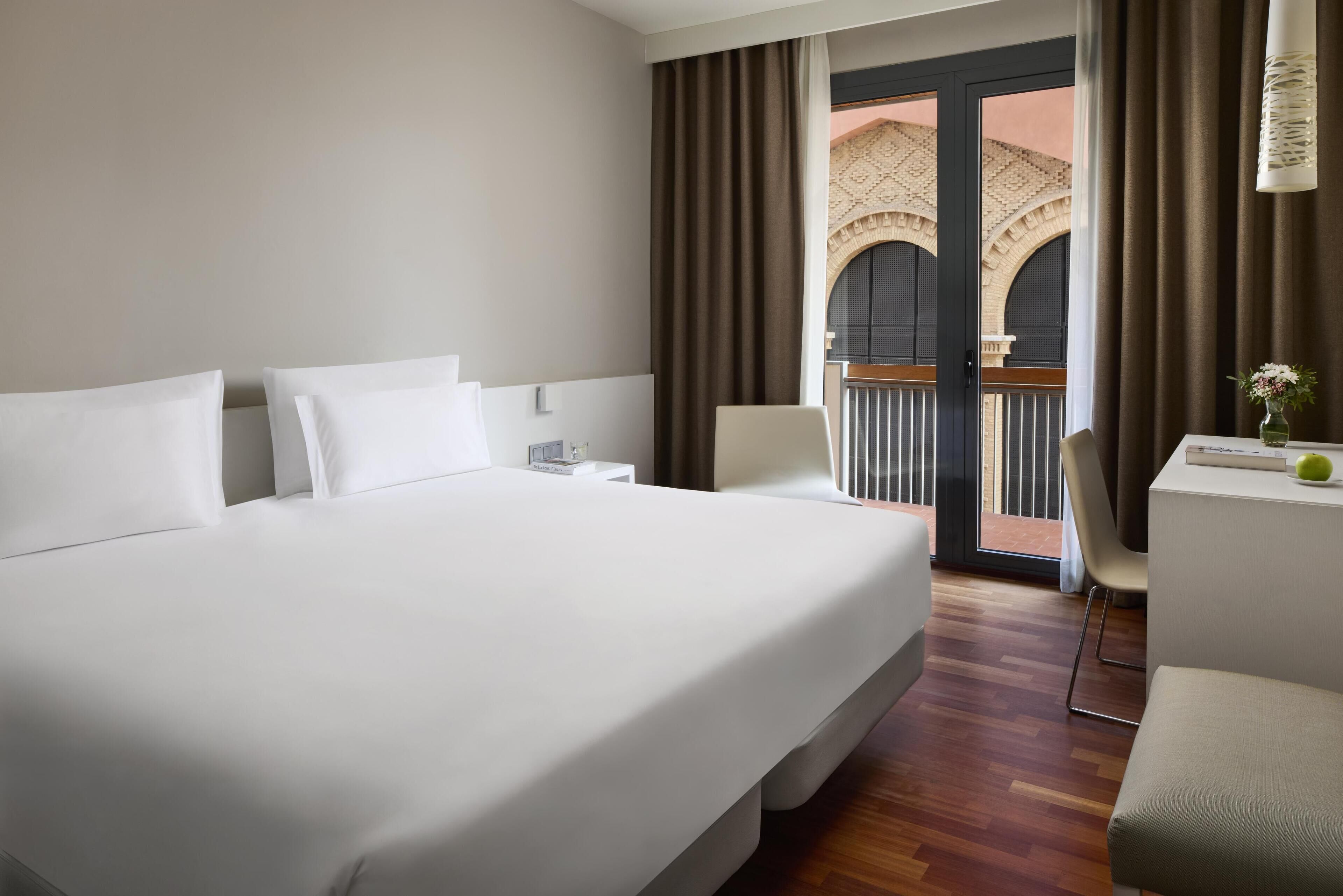 Minibar, Zimmersafe, Schreibtisch, Verdunkelungsvorhänge