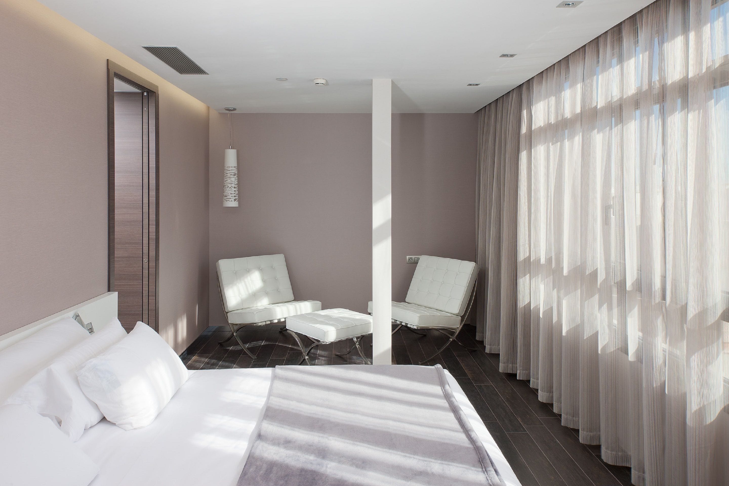 Superior kamer (New Style) | Een minibar, een kluis op de kamer, een bureau, verduisterende gordijnen