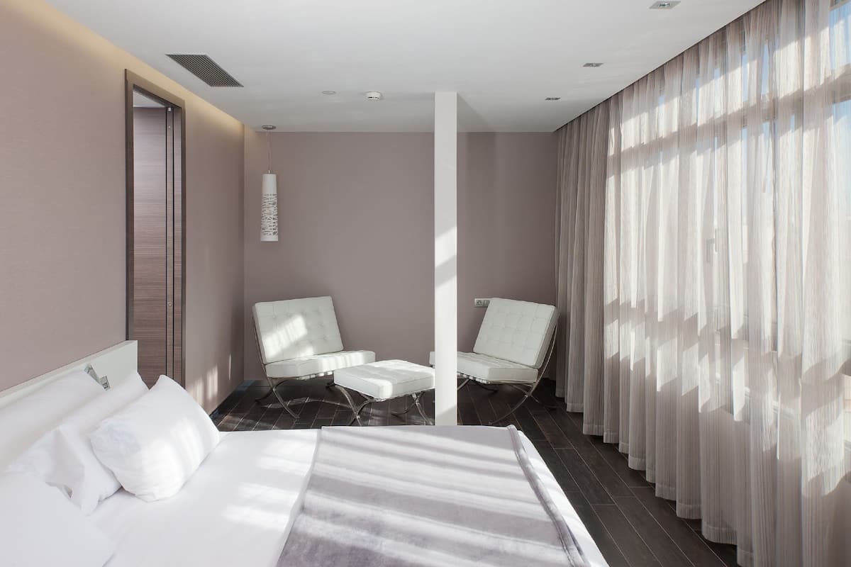 Habitación superior (New Style) | Minibar, caja de seguridad en la habitación y escritorio