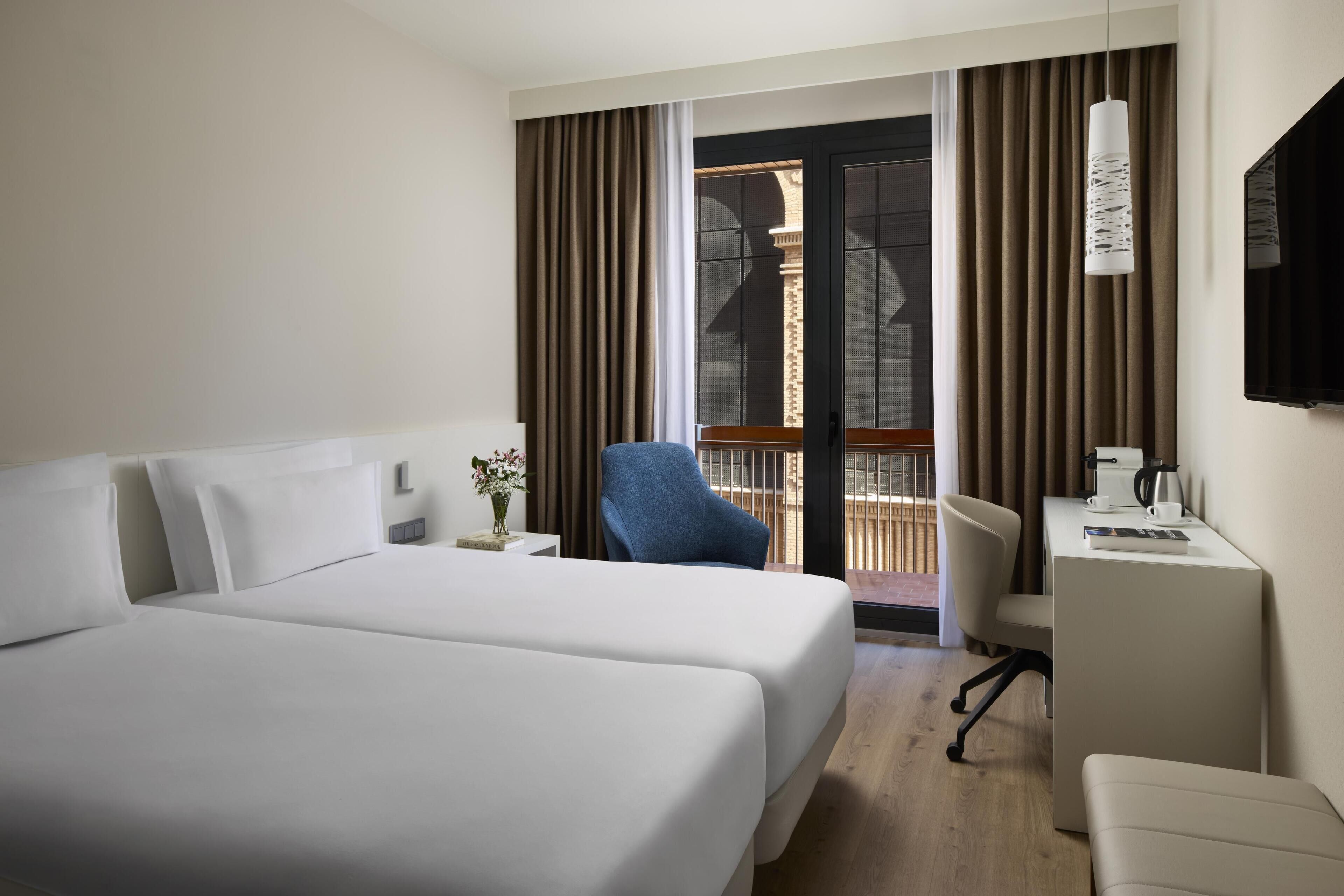 Minibar, Zimmersafe, Schreibtisch, Verdunkelungsvorhänge