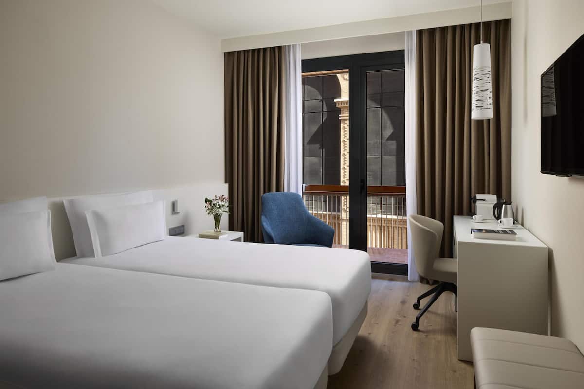 Minibar, Zimmersafe, Schreibtisch, Verdunkelungsvorhänge