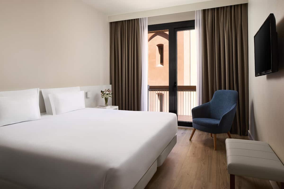 Junior Suite | Minibar, in-room safe, desk, blackout drapes