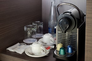 1 間睡房、迷你吧、房內夾萬、書桌