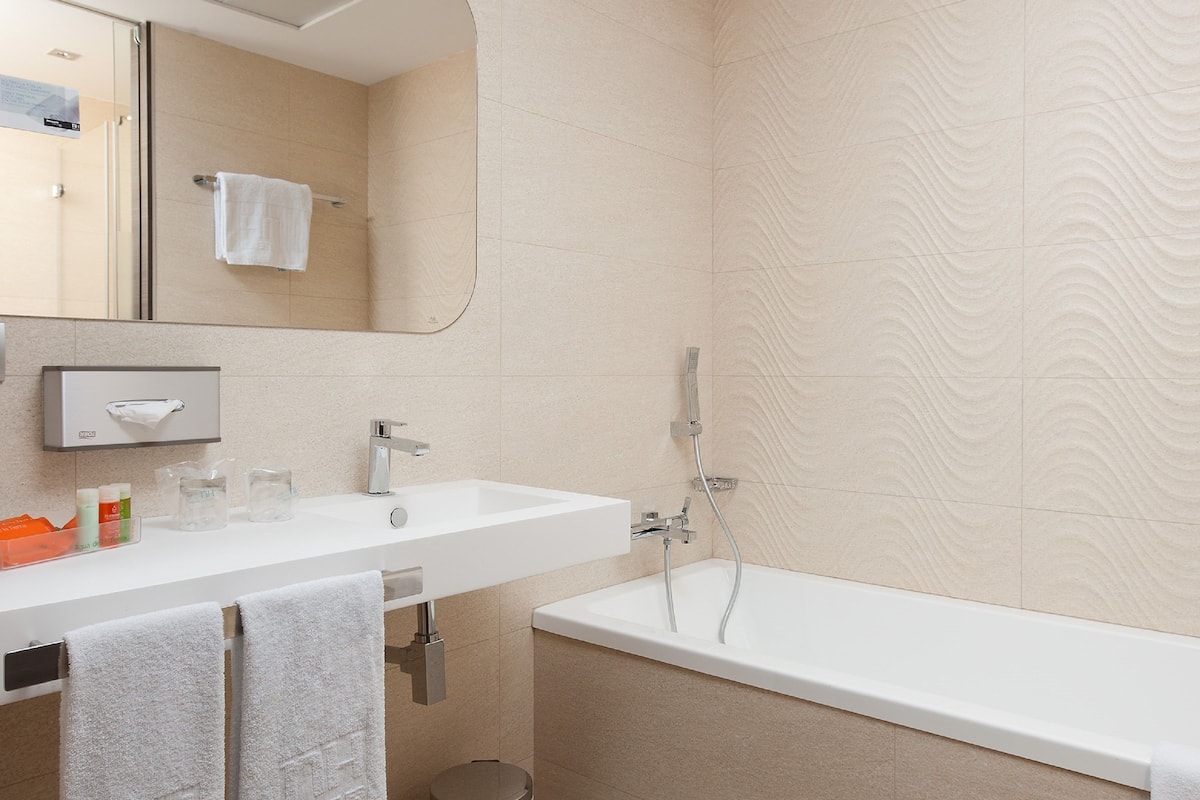 Minibar, caja de seguridad en la habitación y escritorio