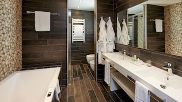 Rom – superior (New Style) | Bad | Miljøvennlige toalettsaker, hårføner, håndklær og såpe