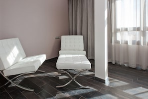 Habitación superior (New Style) | Minibar, caja de seguridad en la habitación y escritorio