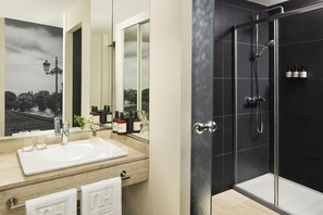 Hochwertige Bettwaren, Minibar, Zimmersafe, Schreibtisch
