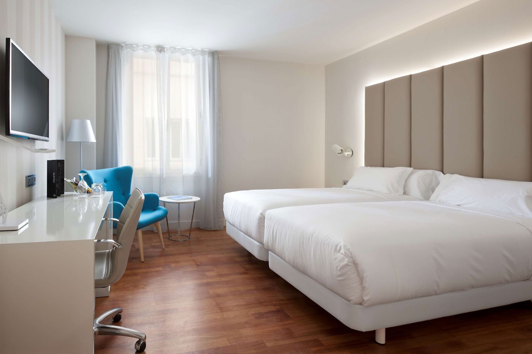 Ropa de cama de alta calidad, minibar, caja fuerte y escritorio