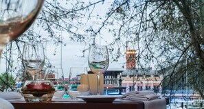 Déjeuner et dßner servis sur place, spécialités Cuisine méditerranéenne