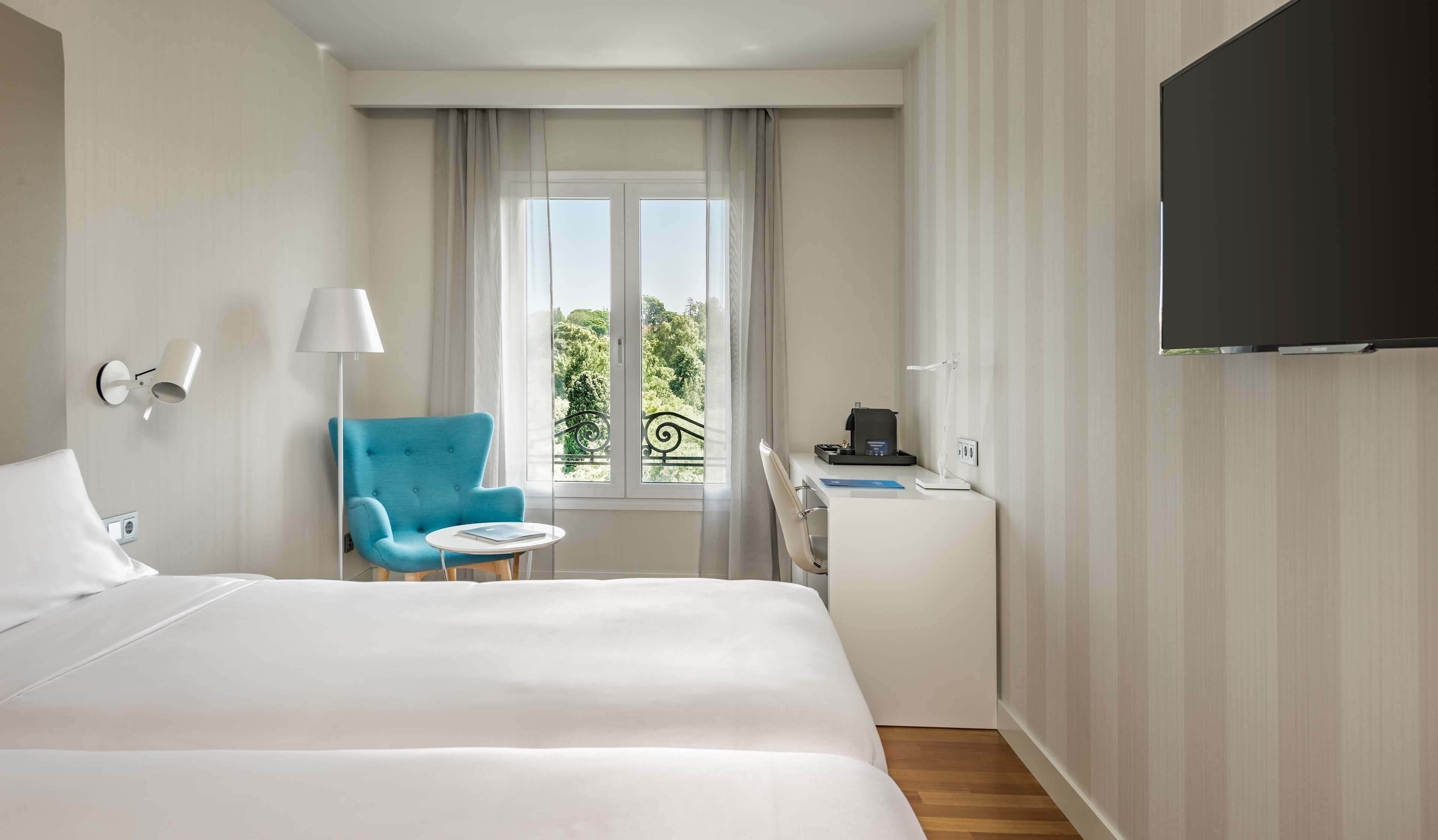 Ropa de cama de alta calidad, minibar, caja fuerte y escritorio
