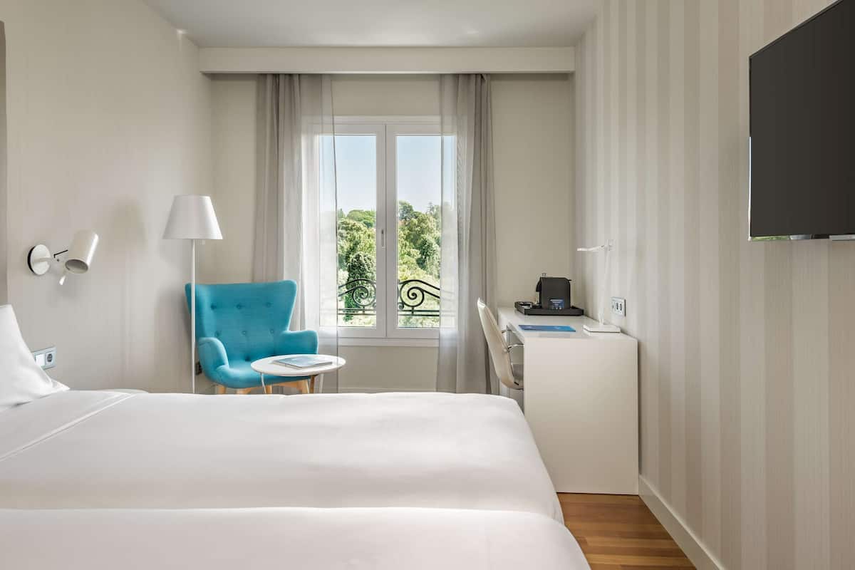 Literie de qualité, minibar, coffre-fort, bureau