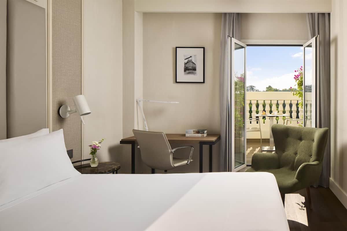 Premium bedding, minibar, in-room safe, desk