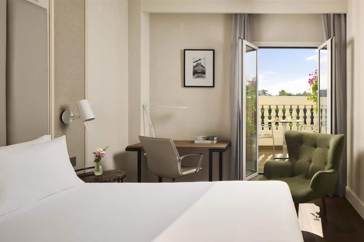 Premium bedding, minibar, in-room safe, desk