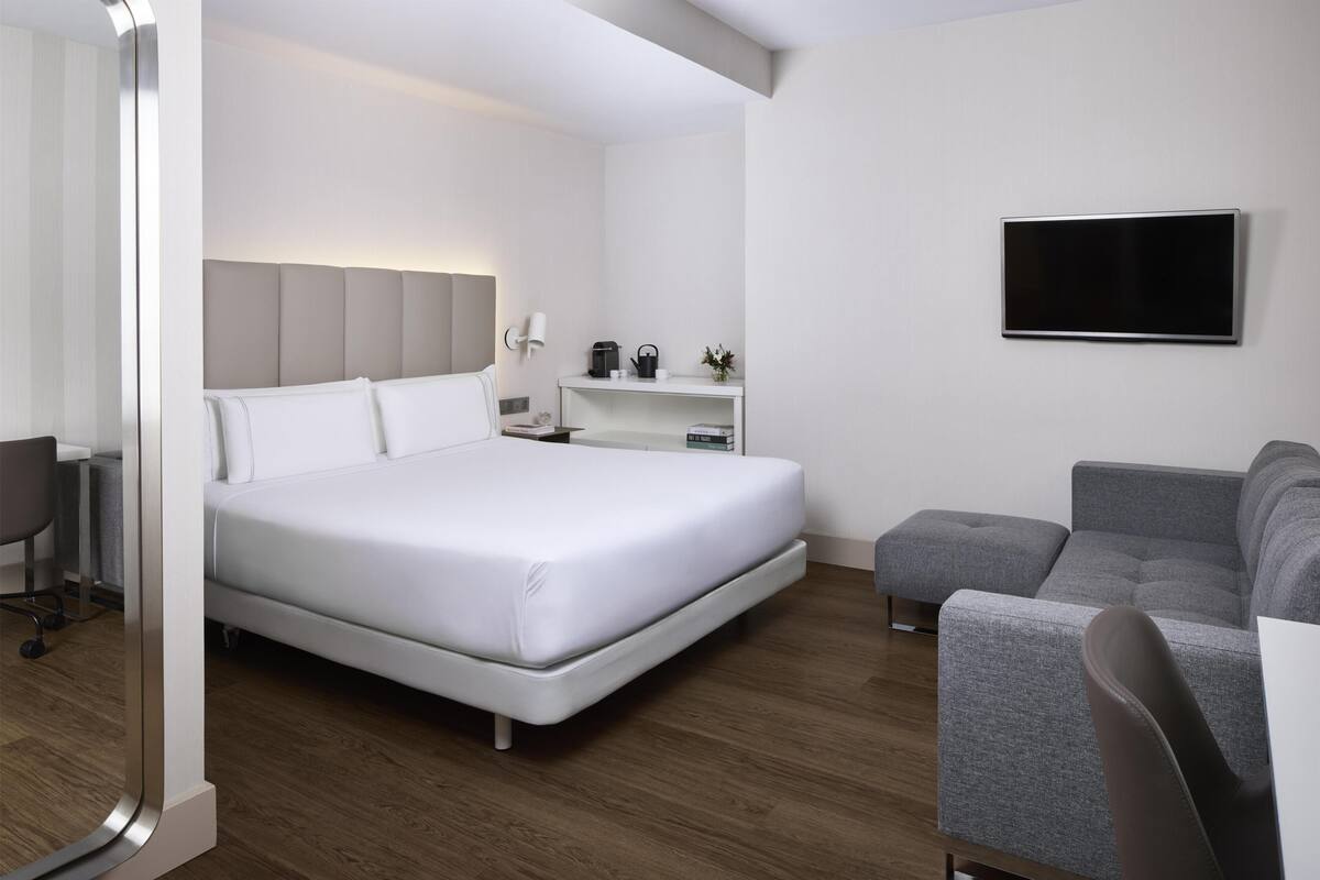 Superior Room (Extra Large) | 1 bedroom, premium bedding, minibar, in-room safe