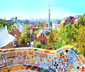 Vista panorámica de un paisaje urbano con edificios coloridos y una torre destacada.