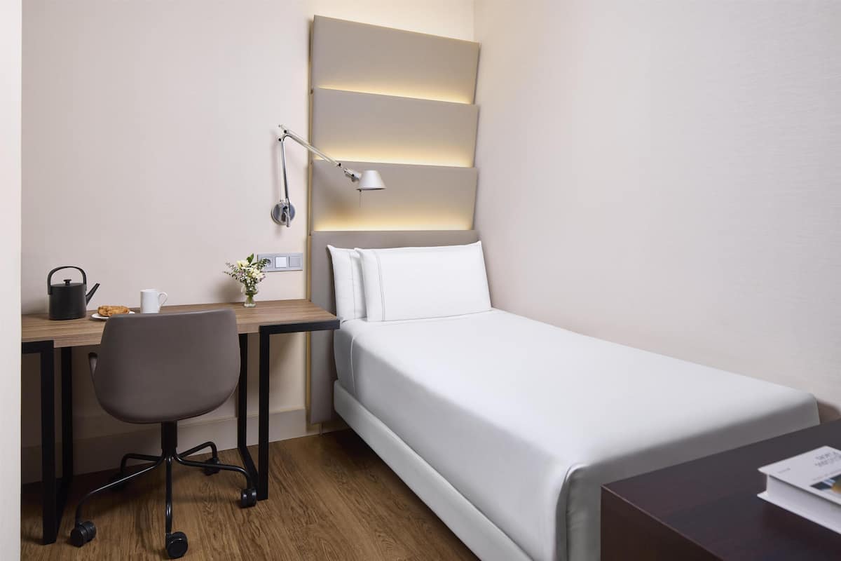 Standard Single Room | 1 bedroom, premium bedding, minibar, in-room safe