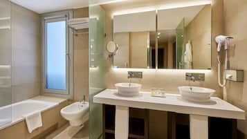 Regendusche, umweltfreundliche Kosmetikartikel, Haartrockner, Bidet