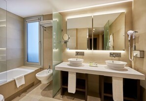 Rainfall showerhead, eco-friendly toiletries, hair dryer, bidet - NH Sants Barcelona (Barcelona)