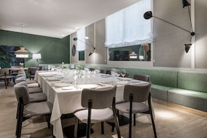 Lunch and dinner served, international cuisine