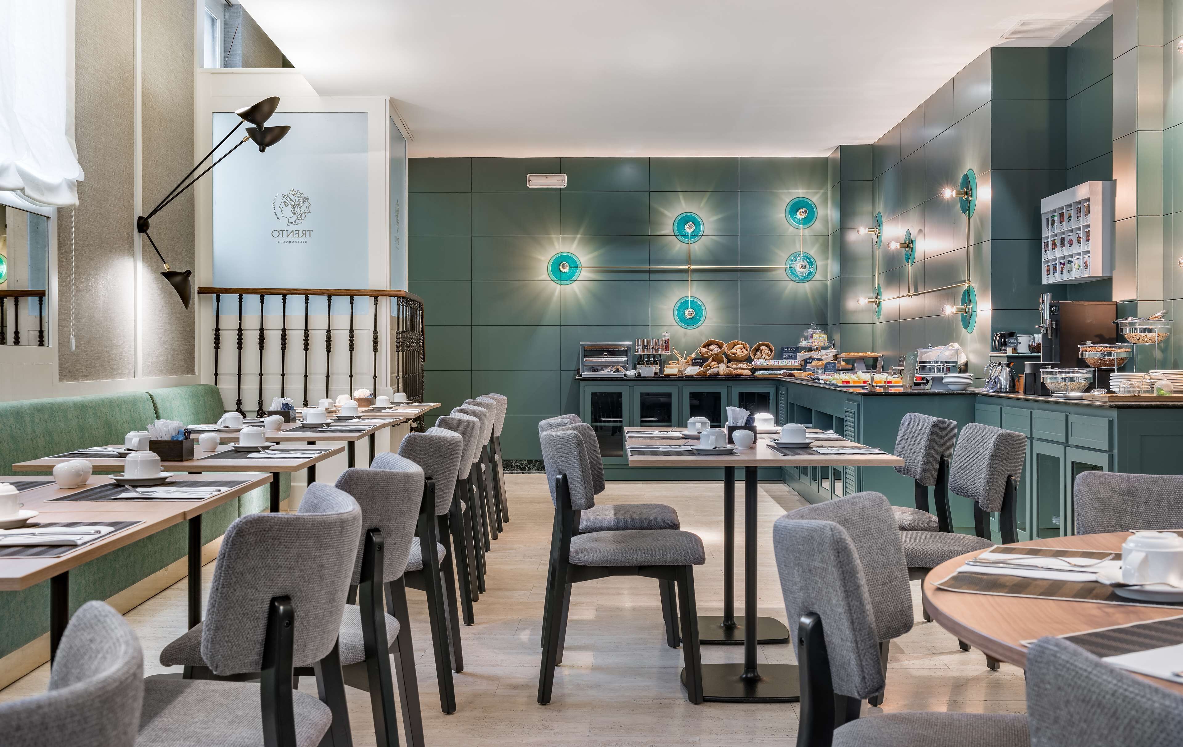 Serveert lunch en diner, internationale gerechten