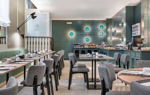 Lunch and dinner served, international cuisine