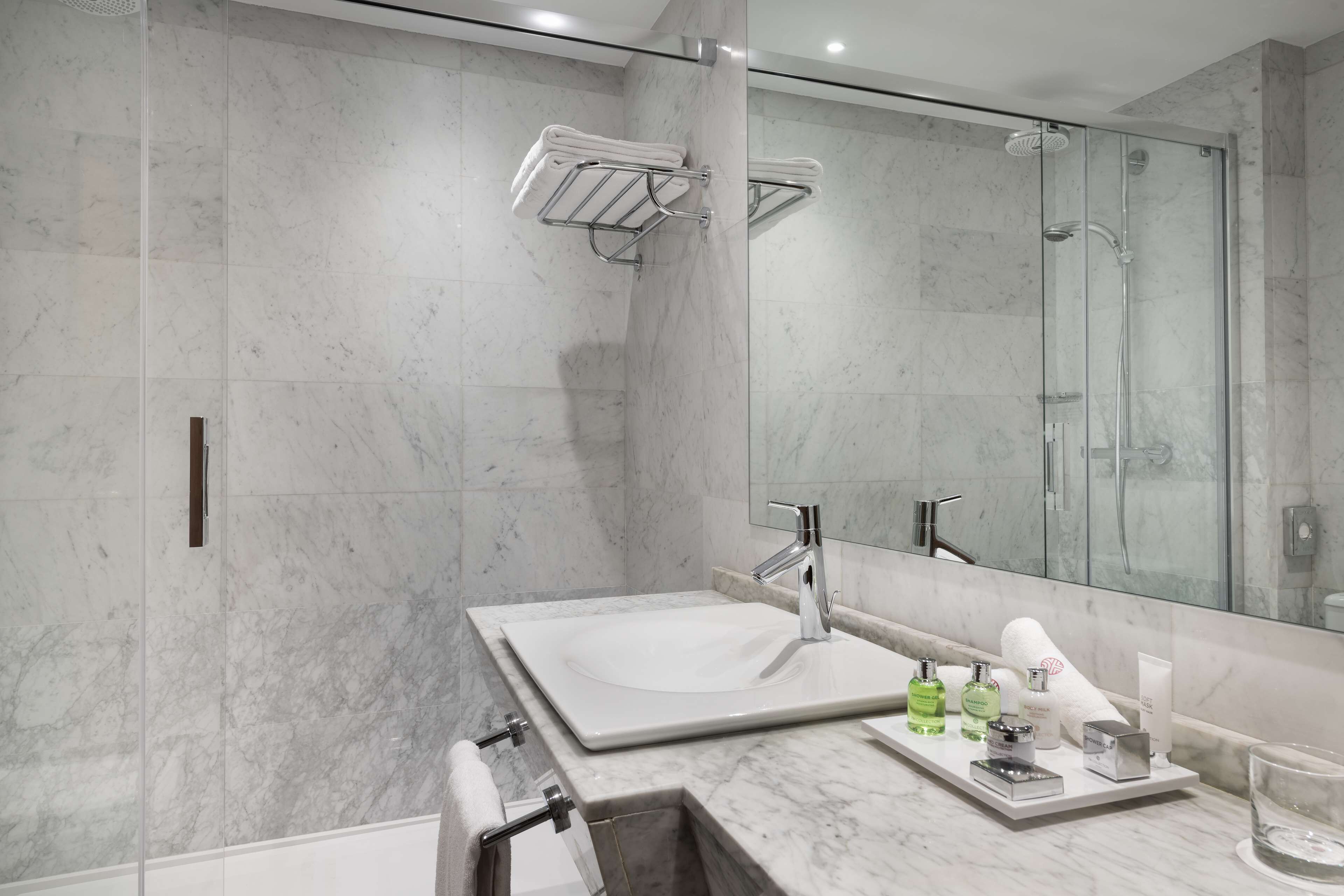 combined shower/bathtub, eco-friendly toiletries, hair dryer, towels