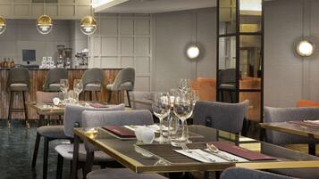 Der serveres frokost, aftensmad og internationale retter