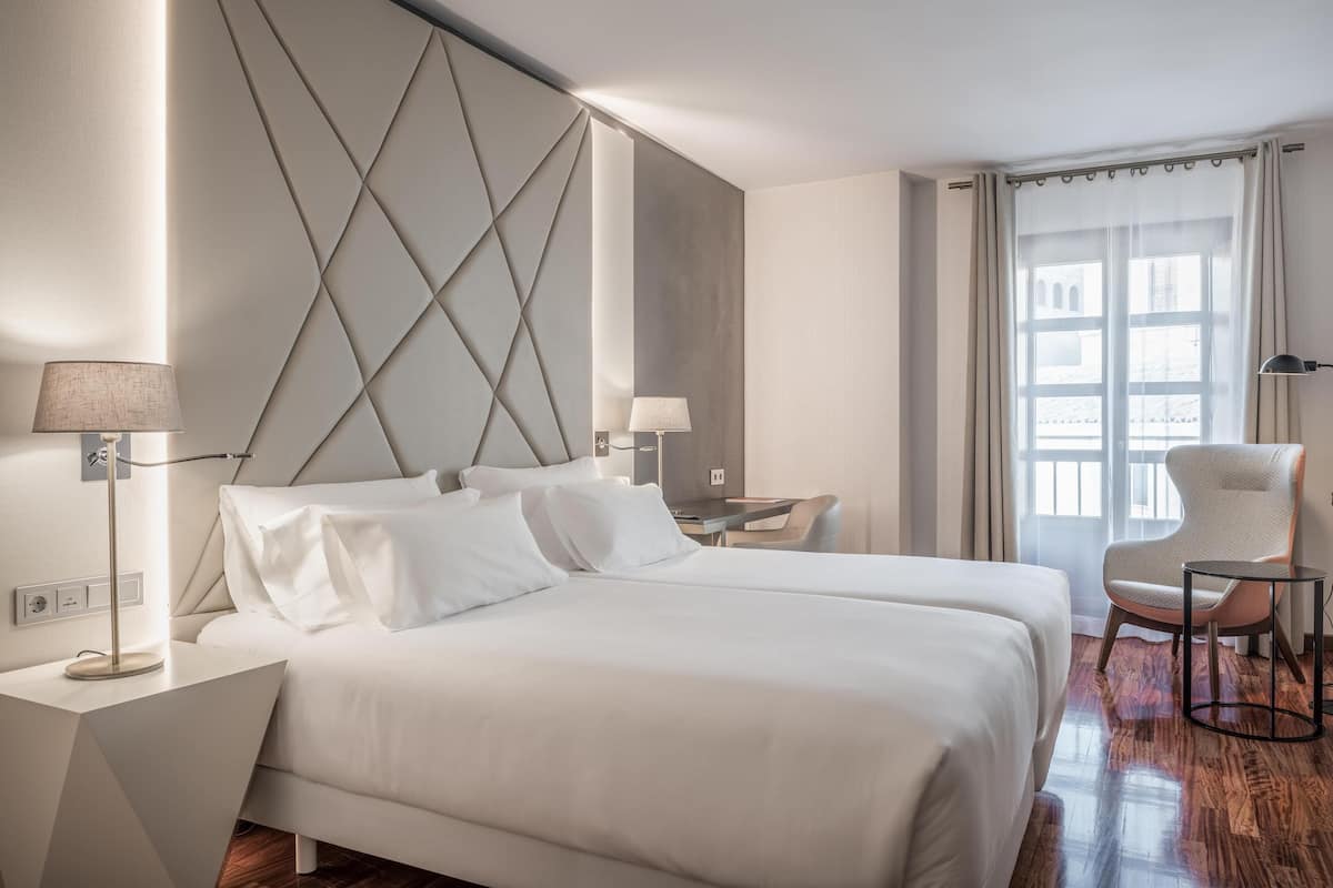 Minibar, caja de seguridad en la habitación y escritorio