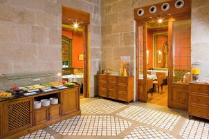 Se ofrece un desayuno bufé todos los días (por un coste adicional)