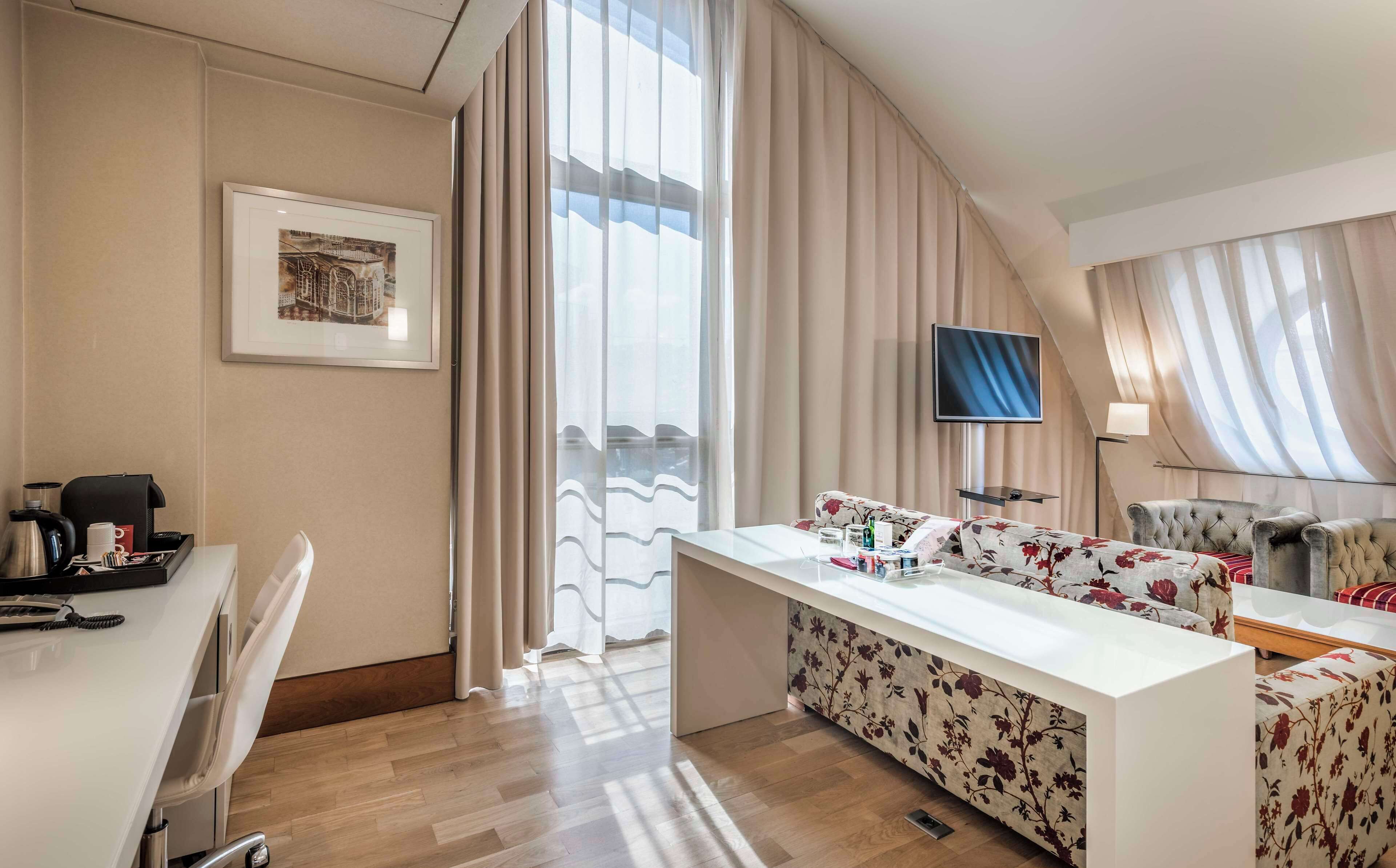 minibar, in-room safe, desk, blackout curtains