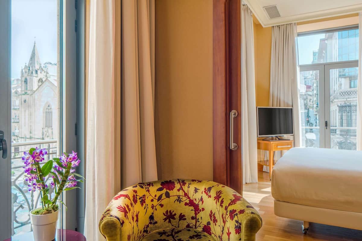 premium room | minibar, in-room safe, desk, blackout curtains